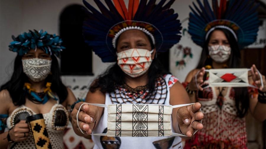 A Associação das Mulheres Indígenas Sátere-Mawe exibem as máscaras de proteção facial - Raphael Alves