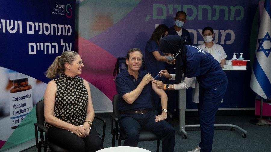 30.jul.2021 - O presidente de Israel, Isaac Herzog, recebe a 3ª dose de vacina contra covid-19, ao lado da sua mulher, Michal, no Centro Médico Sheba, em Ramat Gan, perto de Tel Aviv - Maya Alleruzzo/Pool via REUTERS