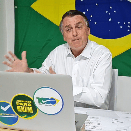 O presidente Jair Bolsonaro em entrevista - Reprodução/Facebook