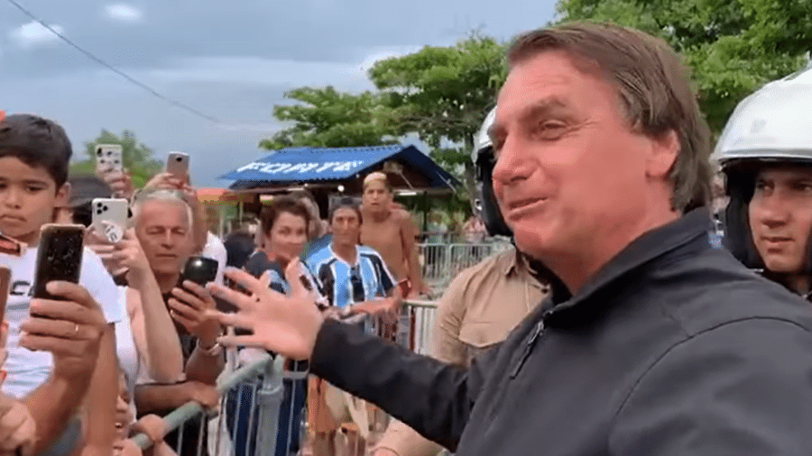 Bolsonaro provoca a esquerda em conversa com apoiadores - Reprodução/Facebook