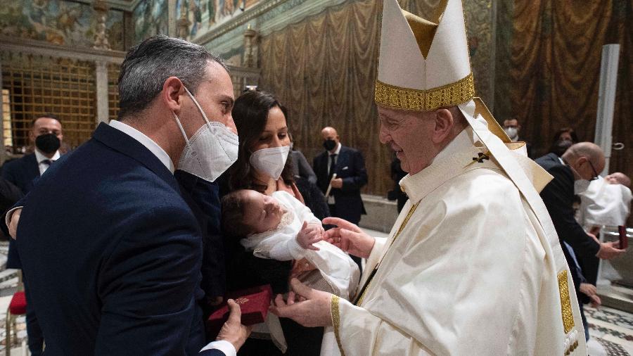 Papa Francisco batizou 16 crianças na Capela Sistina neste domingo (9), em cerimônia que havia sido suspensa no ano passado - SIMONE RISOLUTI/AFP