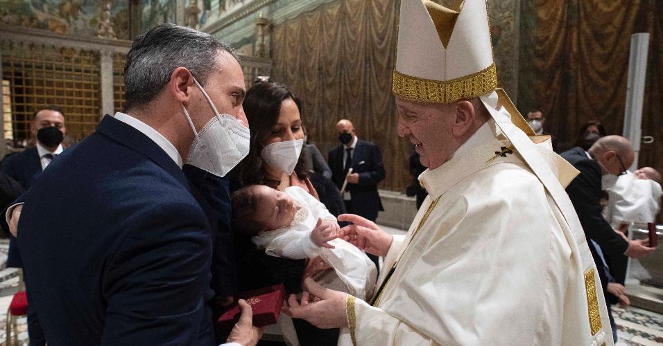  papa Francisco batizou 16 crianças na Capela Sistina neste domingo (9), em cerimônia que havia sido suspensa no ano passado