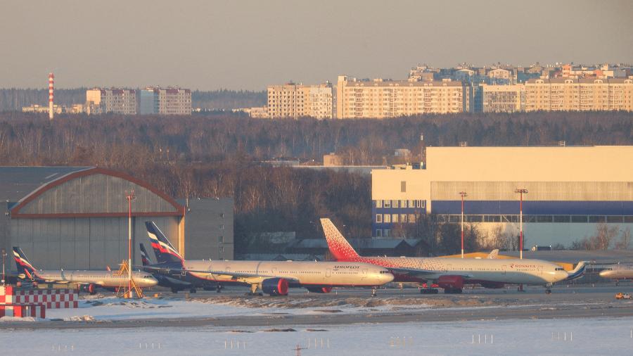 Aviões de passageiros de companhias aéreas da Rússia, incluindo Aeroflot e Rossiya, estacionados no Aeroporto Internacional Sheremetyevo, em Moscou