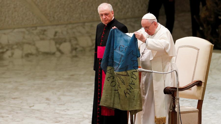 6.abr.2022 - No Vaticano, o papa Francisco segura uma bandeira da Ucrânia que lhe foi enviada de Bucha, onde corpos foram encontrados pela cidade após a retirada russa - Remo Casilli/Reuters