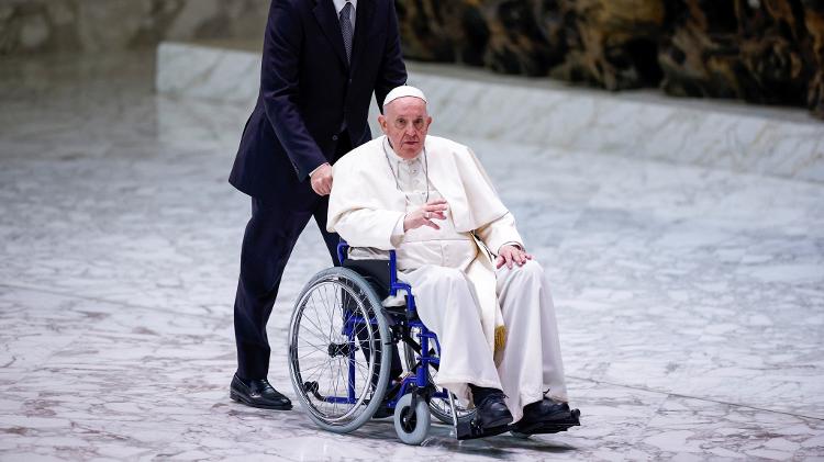 Papa Francisco em cadeira de rodas em plenária da União Internacional dos Superiores Gerais (IUSG)
