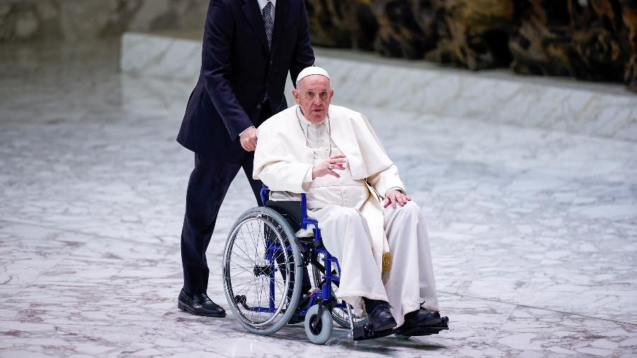 Papa Francisco chega em cadeira de rodas para se encontrar com participantes da plenária da União Internacional dos Superiores Gerais (IUSG) - REUTERS/Guglielmo Mangiapane