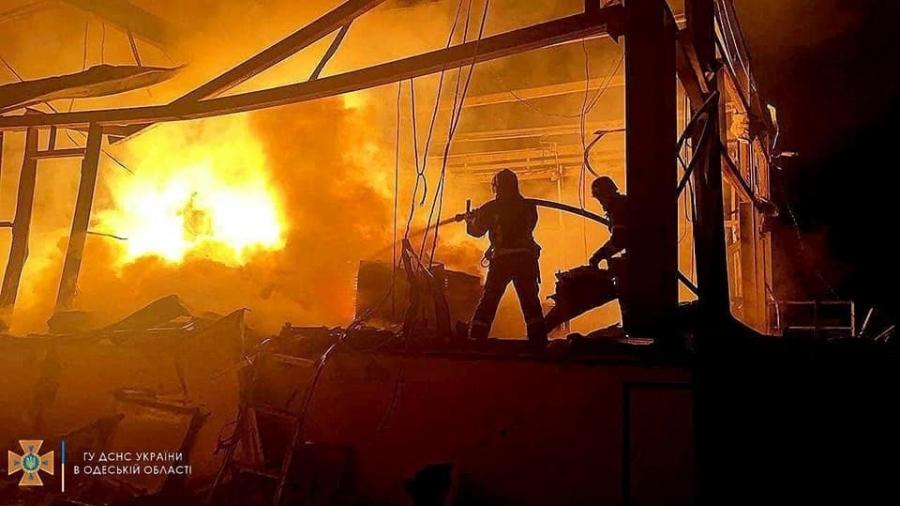 10.mai.2022 - Bombeiros apagam chamas provocadas por ataque com mísseis na cidade de Odessa, no sul da Ucrania - Reprodução/Facebook/MNS.GOV.UA