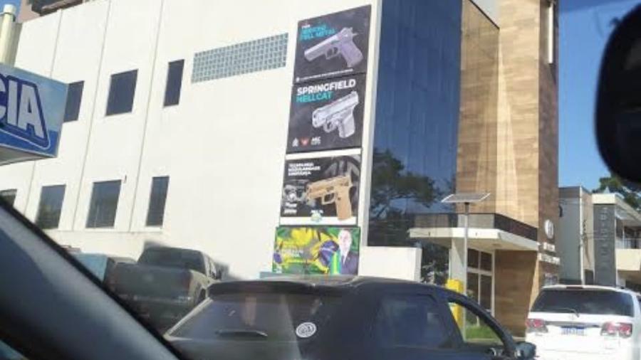 Propagandas em Cascavel, no Paraná, a favor de Bolsonaro e de armas - Twitter/@AndradeRNegro2