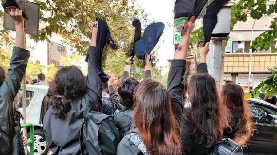 Adolescentes protestaram tirando o hijab - UGC