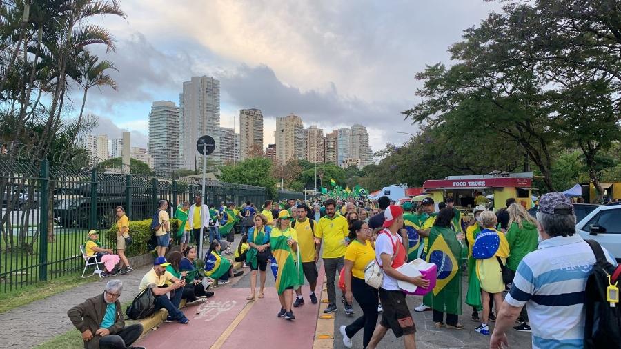 Manifestação de apoiadores de Bolsonaro na hora do jogo da Copa; temor de alguns era de ser confundido com torcedor - Camila Corsini/UOL