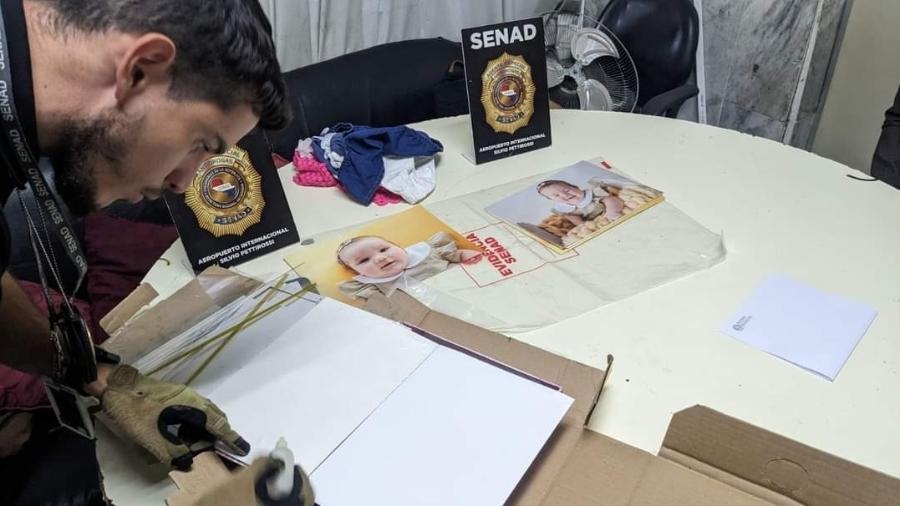 Policiais apreendem cocaína escondida em fotos em aeroporto do Paraguai - Reprodução