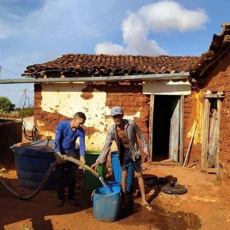 Morador recebe água da Defesa Civil de Minas durante seca