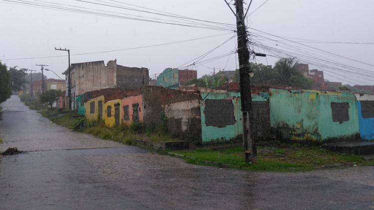 Casas coloridas coladas onde a família de Jackson morava em Bebedouro, Maceió