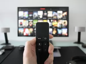 TV com comando de voz facilita a vida para além da tela e sai por R$ 1.000