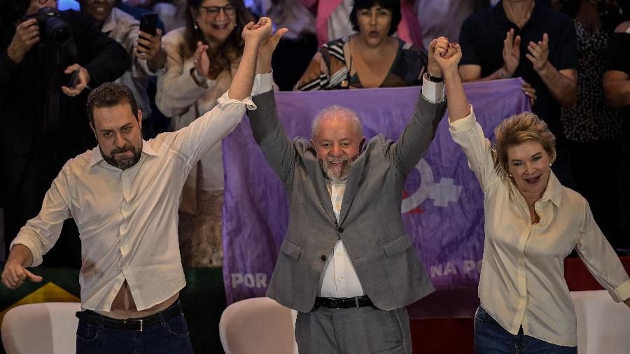 O presidente Lula (PT), o deputado Guilherme Boulos (PSOL), pré-candidato a prefeito de SP, e Marta Suplicy (PT), pré-candidata a vice de Boulos, no evento que marcou a volta da ex-prefeita ao PT - Nelson ALMEIDA / AFP
