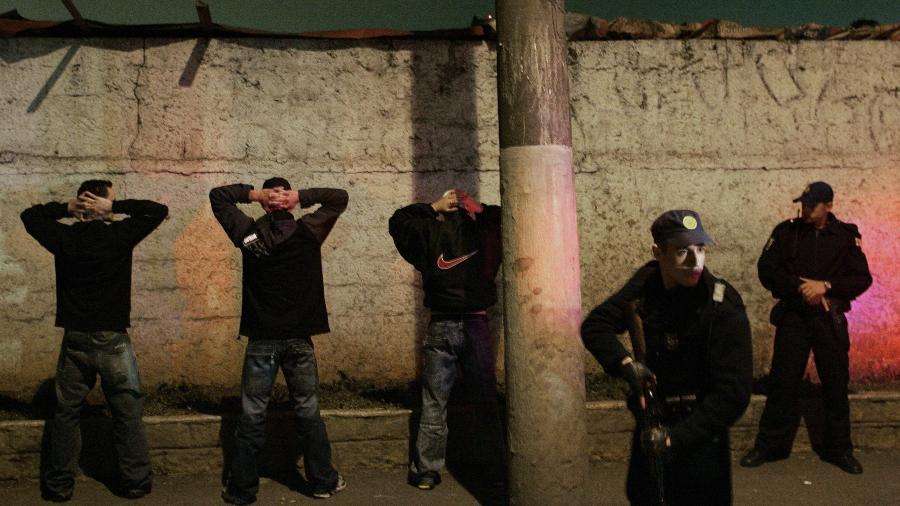 Homens são revistados em operação policial em reação à onda de ataques do PCC, em maio de 2006, em São Paulo