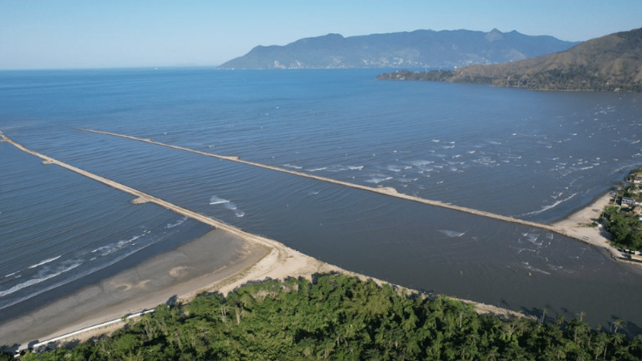 "Muros" entre rio e mar são pensados para reduzir o impacto do vento e da maré, que leva areia ao leito  - Reprodução/Prefeitura de Caraguatatuba