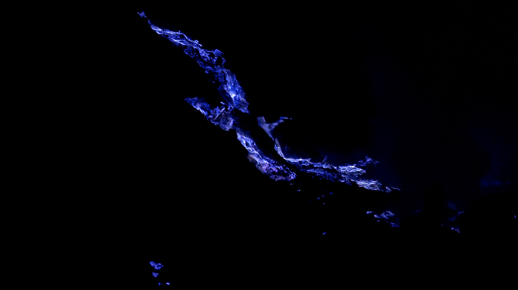 'Lava' azul do vulcão Ijen pode ser vista durante a noite