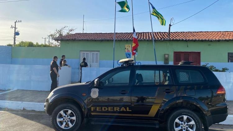 Carro da PF na porta da Prefeitura de Cajueiro da Praia durante a operação Tratado de Tordesilhas 