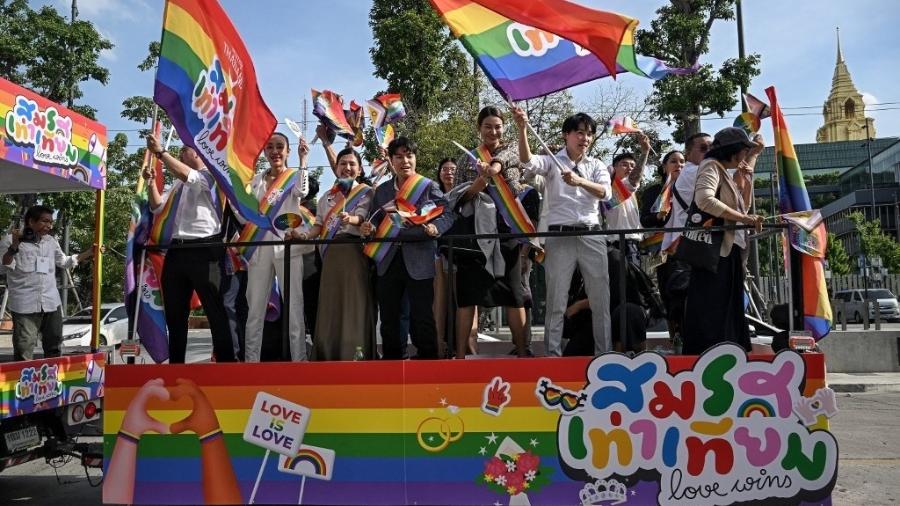 Membros da comunidade LGBTQIA+ comemoram fora do parlamento tailandês