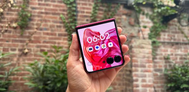 Celular dobrável Moto razr 50 Ultra ganha IA do Google e tela externa maior