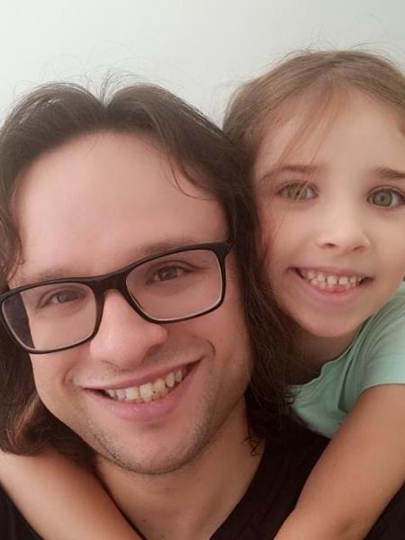 Gustavo com a filha; ele diz que ser considerado 'acima da média' o colocou em uma zona de conforto