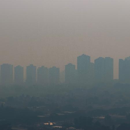 Drone mostra fumaça em Ribeirão Preto neste sábado (24), causada pelos incêndios florestais