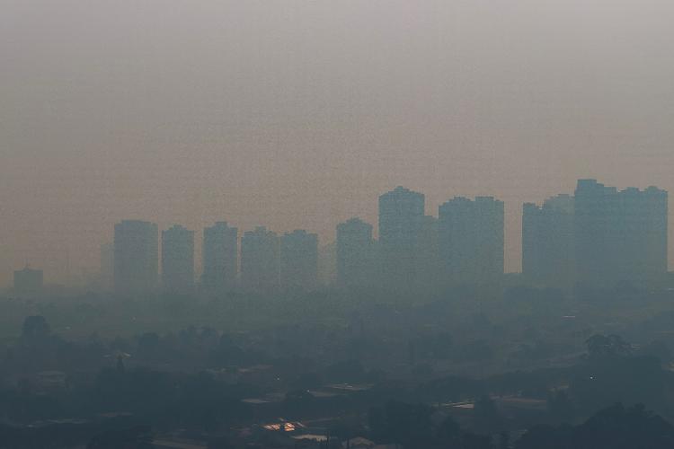 Drone mostra fumaça em Ribeirão Preto neste sábado (24), causada pelos incêndios florestais