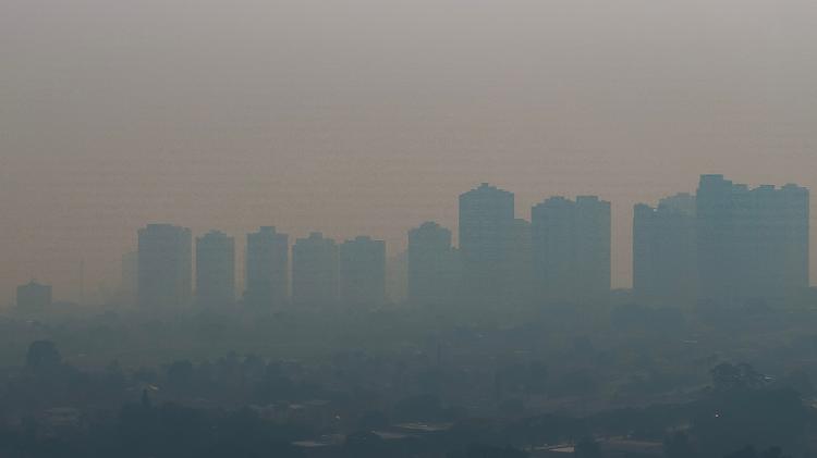 Drone mostra fumaça em Ribeirão Preto causada pelos incêndios florestais, em 24 de agosto