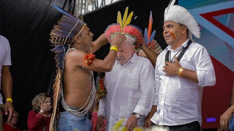 Cacique Marcos presenteia Lula com cocar 