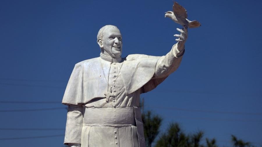 Estátua do papa Francisco em Ciudad Juárez, no México, criada pelo artista Pedro Francisco Rodriguez Delgado em 2017 Estátua do papa Francisco em Ciudad Juárez, no México, criada pelo artista Pedro Francisco Rodriguez Delgado em 2017