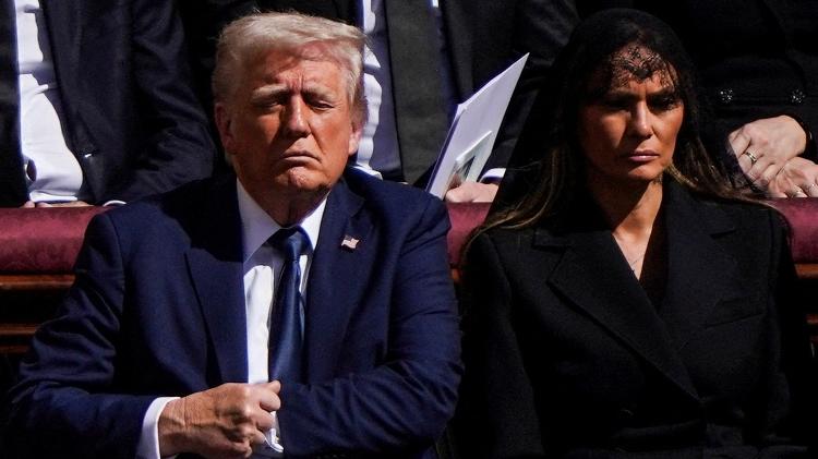 O presidente Donald Trump e a primeira-dama Melania Trump acompanham missa no funeral do papa Francisco, no Vaticano O presidente Donald Trump e a primeira-dama Melania Trump acompanham missa no funeral do papa Francisco, no Vaticano