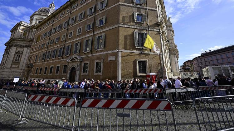 Fiéis fazem fila para visitar o túmulo do papa na Basílica de Santa Maria Maggiore Fiéis fazem fila para visitar o túmulo do papa na Basílica de Santa Maria Maggiore