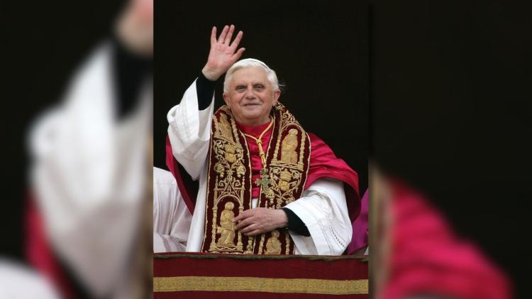 19.abr.2005 - Joseph Ratzinger em sua primeira aparição ao público já como papa Bento 16, na praça São Pedro, no Vaticano, em abril de 2005 19.abr.2005 - Joseph Ratzinger em sua primeira aparição ao público já como papa Bento 16, na praça São Pedro, no Vaticano, em abril de 2005