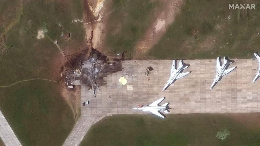 4.jun.2025 - Imagens de satélite mostram bombardeiros russos destruídos na base aérea de Belaya 4.jun.2025 - Imagens de satélite mostram bombardeiros russos destruídos na base aérea de Belaya