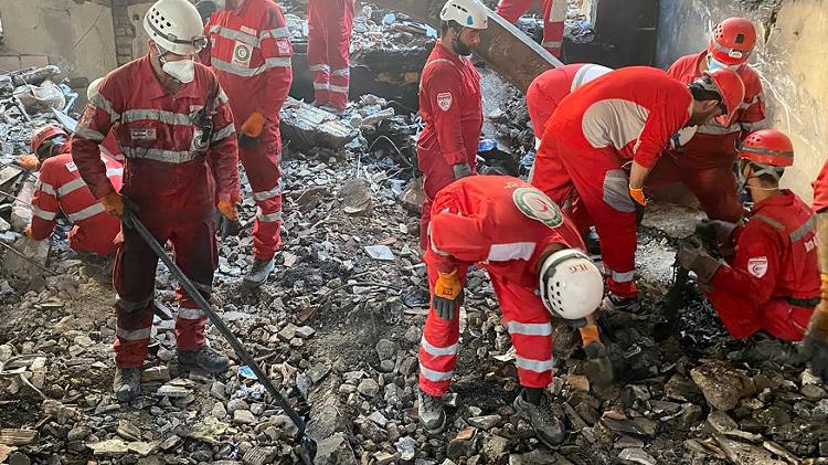 17.jun.2025 - Equipes de resgate vasculham destroços dentro de um prédio em Teerã, alvo de ataques israelenses. Israel e Irã trocaram disparos de mísseis pelo quinto dia consecutivo em 17 de junho 17.jun.2025 - Equipes de resgate vasculham destroços dentro de um prédio em Teerã, alvo de ataques israelenses. Israel e Irã trocaram disparos de mísseis pelo quinto dia consecutivo em 17 de junho