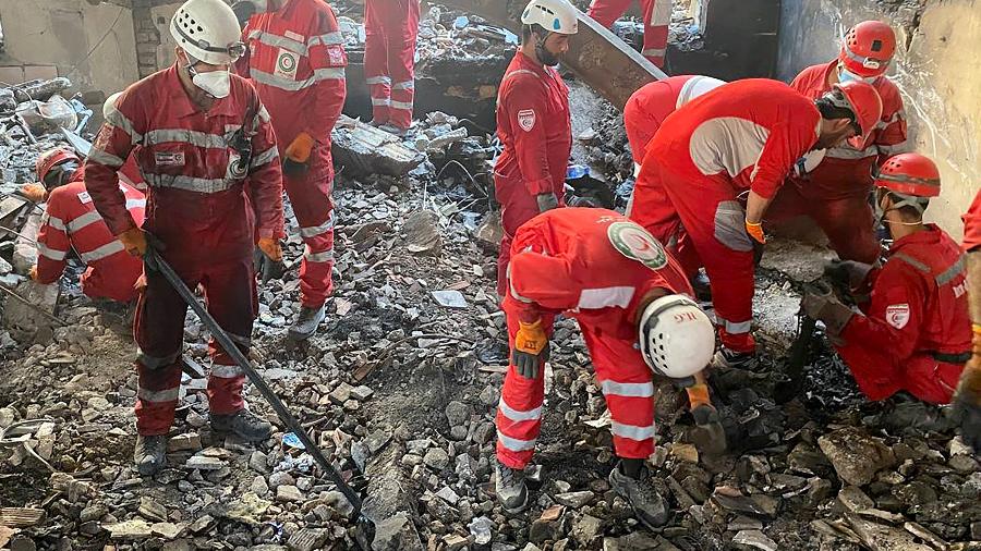 Equipes de resgate vasculham destroços dentro de um prédio em Teerã, alvo de ataques israelenses - Iranian Red Crescent/AFP