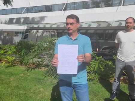 Flávio diz que carta foi escrita pelo pai, Jair Bolsonaro