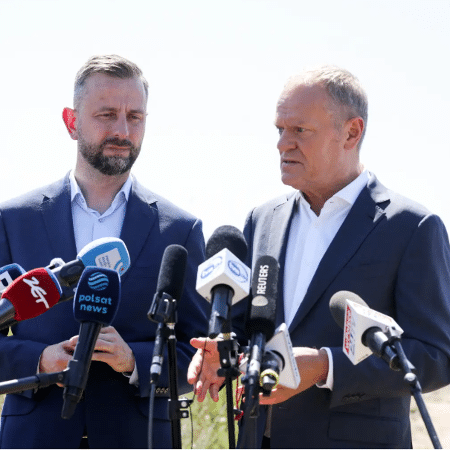 Primeiro-ministro da Polônia, Donald Tusk, ao lado do ministro da Defesa, Wladyslaw Kosiniak-Kamysz Primeiro-ministro da Polônia, Donald Tusk, ao lado do ministro da Defesa, Wladyslaw Kosiniak-Kamysz