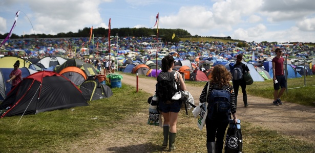 Público chega ao festival de Glastonbury, na Inglaterra depois de esgotar ingressos em 26 minutos - DYLAN MARTINEZ