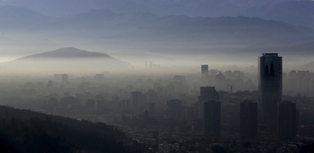 Nevoeiro cobre a capital do Chile, Santiago, em foto de junho - 