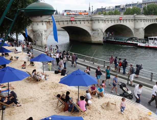 Pessoas relaxam na "Paris Plage" aberta às margens do rio Sena, em Paris - Charles Platiau/Reuters