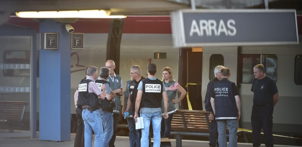 Polícia e cientistas forenses isolaram a área da plataforma em que o trem em que um homem abriu fogo parou na estação em Arras, na França, na última sexta-feira (21)