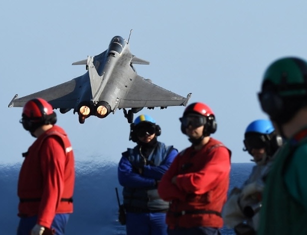 Caças franceses decolaram do porta-aviões Charles de Gaulle, no mar Mediterrâneo, para missões sobre as áreas controladas pelo grupo Estado Islâmico (EI) no Iraque e na Síria - Anne Christine Poujoulat/AFP 