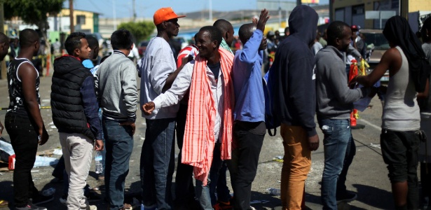  Haitianos fazem fila em abrigo em Tijuana, no México, de onde tentam entrar nos EUA - Edgard Garrido/Reuters