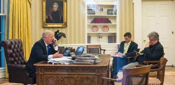 O presidente Donald Trump (esq.) com Michael Flynn (centro), assessor de Segurança Nacional, e Stephen Bannon (dir.), o principal estrategista do presidente - Al Drago/The New York Times
