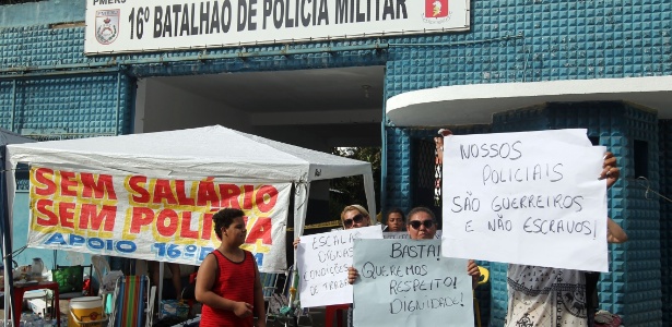 Parentes de policiais militares permanecem acampados em frente 16º Batalhão de Olaria, no Rio de Janeiro. O manifestantes pedem melhorias da corporação  - Marco Antonio Teixeira - 10.fev.2017/ UOL