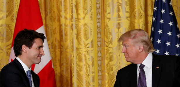 O premiê canadense, Justin Trudeau (esq), e o presidente dos EUA, Donald Trump, dão coletiva de imprensa na Casa Branca - Kevin Lamarque/Reuters