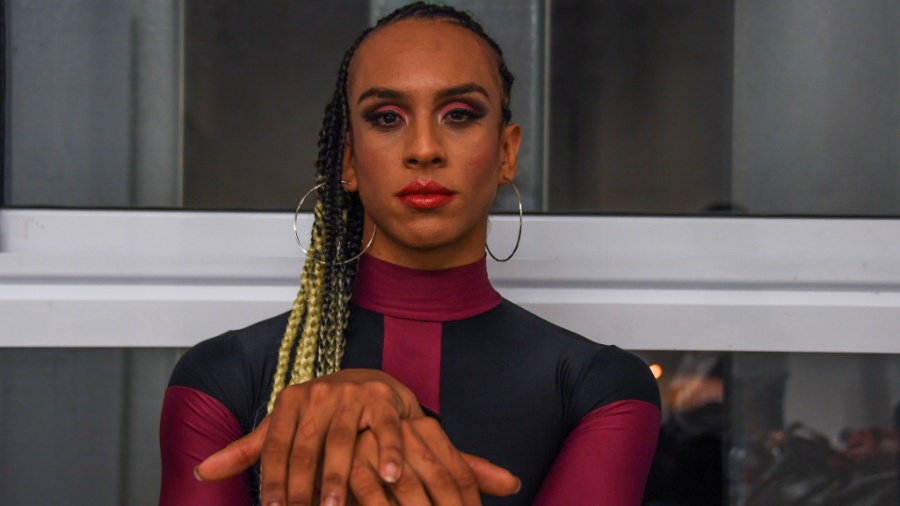 A cantora transgênero Linn da Quebrada posa para foto após apresentação no Museu da Arte no Rio de Janeiro, em agosto de 2017 - APU GOMES/AFP