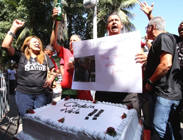 Manifestantes abriram uma garrafa de espumante e levara um bolo para comemorar - José Lucena/Futura Press/Estadão Conteúdo